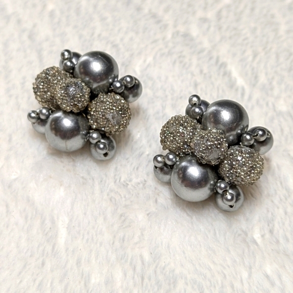 Vintage 50's Elegant Silvertone Faux Pearl Cluster Clip Earrings -Made in Japan - Picture 6 of 7